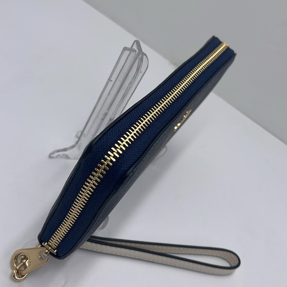 Coach Long Zip Around Wallet Wristlet In Signature Canvas Gold/DENIM MULTI
NWT - Picture 15 of 16